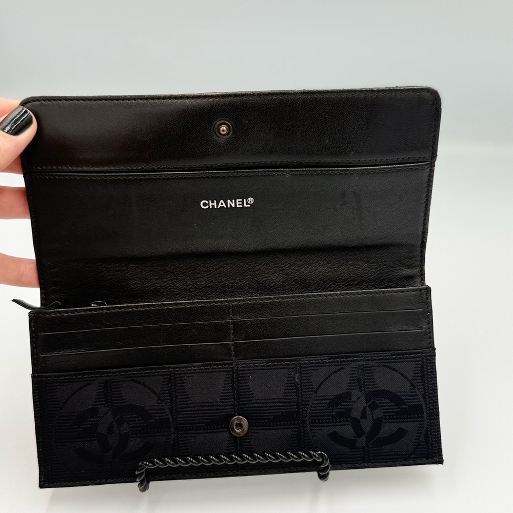 CHANEL Travel Line Continental Bifold Wallet in Black Nylon Jacquard - Picture 6 of 10